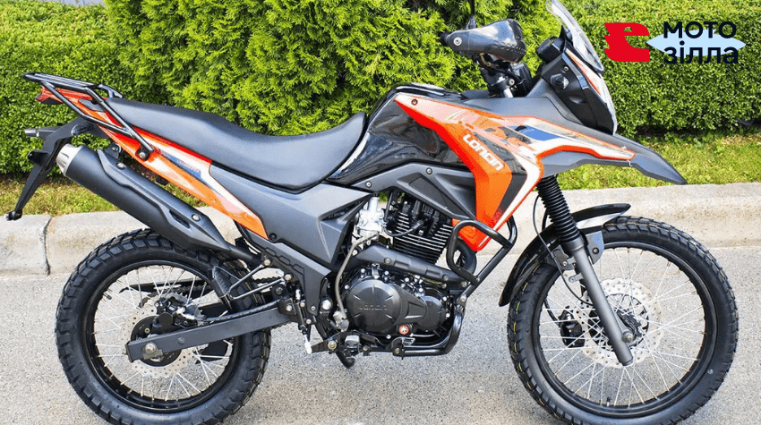 Мотоцикл Loncin помаранчевий із чорним